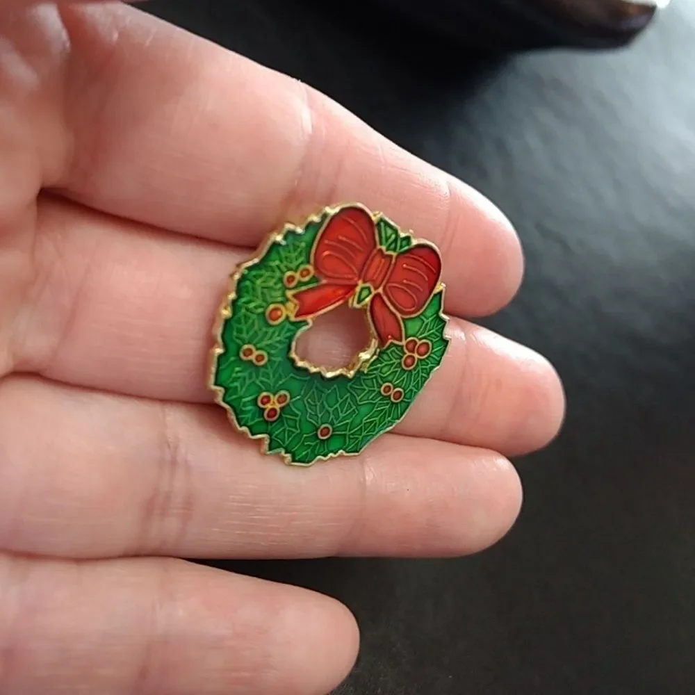 Holiday wreath brooch red green enamel colorful holiday